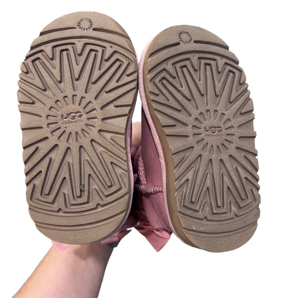 Kids Ugg Bailey Bow Light Pink Boots - Picture 7 of 16